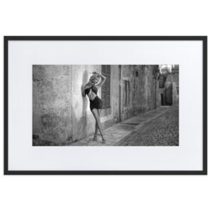 Black & White Fine Art Prints 50 Cas Català – gerahmter Kunstdruck von Marcus Boéll, schwarzer Rahmen, 61 × 91 cm