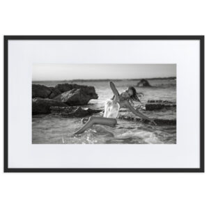 Black & White Fine Art Prints 37 Son Servera – gerahmter Kunstdruck von Marcus Boéll, schwarzer Rahmen, 61 × 91 cm
