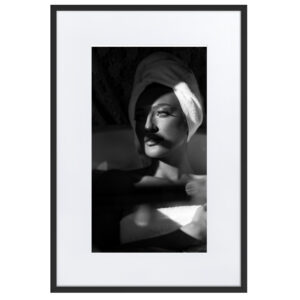 Black & White Fine Art Prints 28 under my skin – gerahmter Kunstdruck von Marcus Boéll, schwarzer Rahmen, 61 × 91 cm
