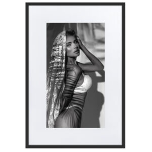 Black & White Fine Art Prints 27 Maria – gerahmter Kunstdruck von Marcus Boéll, schwarzer Rahmen, 61 × 91 cm