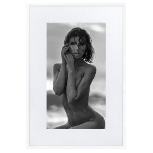 Black & White Fine Art Prints 33 Capdepera – gerahmter Kunstdruck von Marcus Boéll, weißer Rahmen, 61 × 91 cm