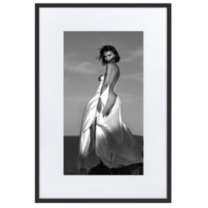 Black & White Fine Art Prints 22 Ariany – gerahmter Kunstdruck von Marcus Boéll, schwarzer Rahmen, 61 × 91 cm