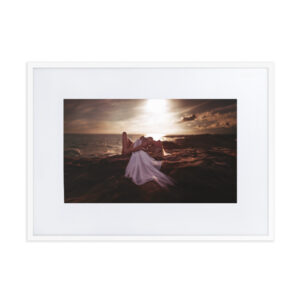 Boéll Shop – Fine Art Photography & Graphic Art 109 Moscari – gerahmter Kunstdruck von Marcus Boéll, weißer Rahmen, 50 × 70 cm